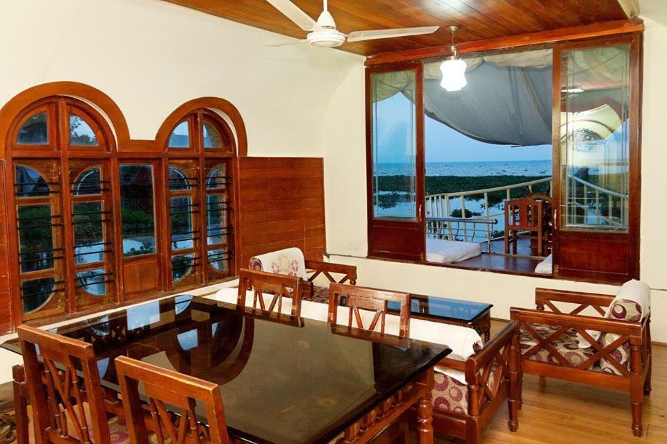 Aqua Jumbo Houseboats Hotel Kumarakom Exterior foto